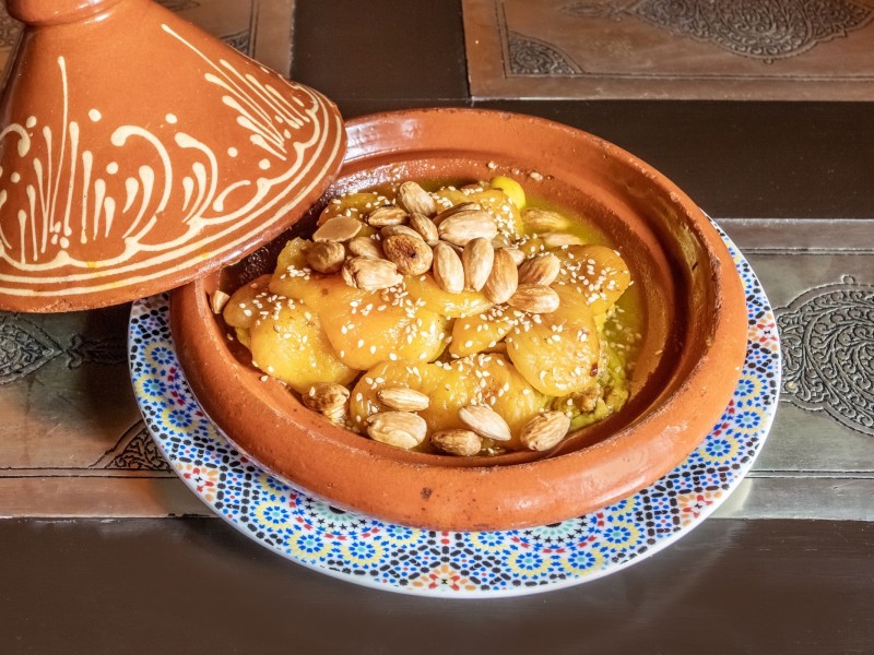 Tajine de viandes d'agneau en sauce aux amandes